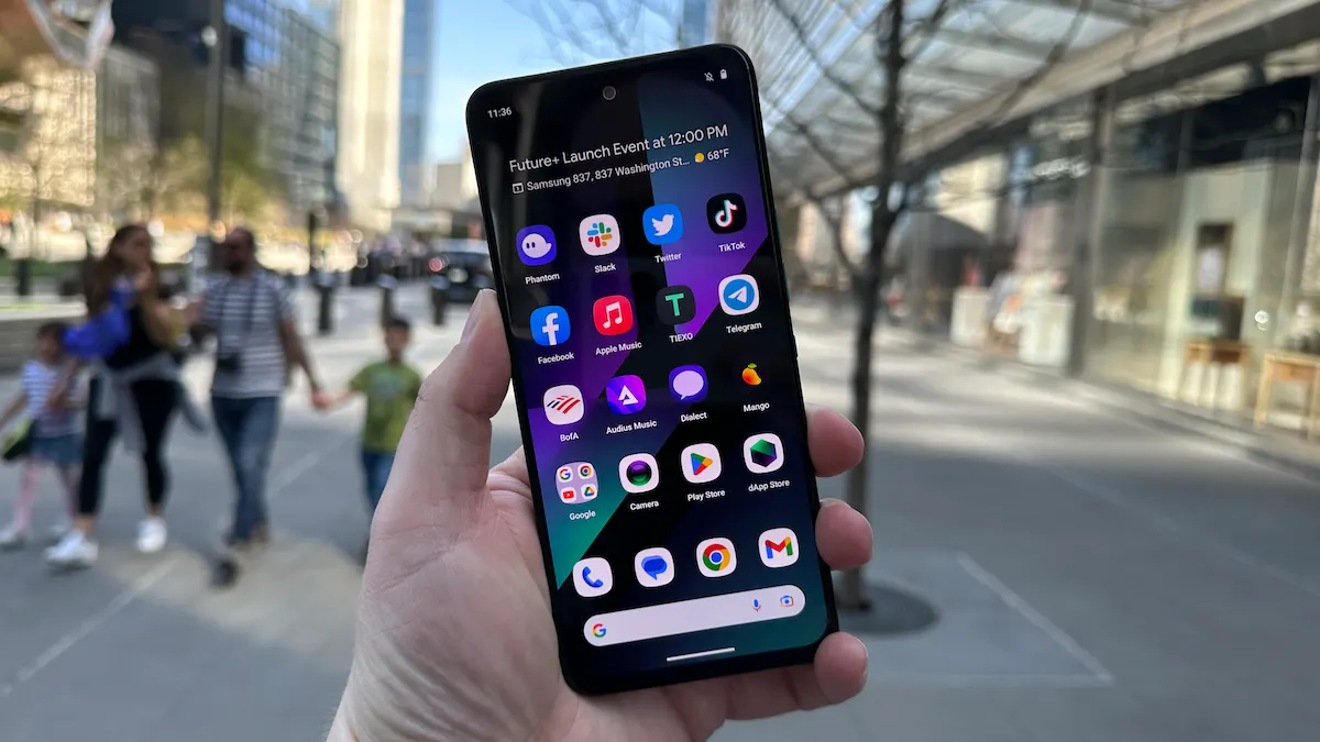 Helium Mobile Solana Saga smartphone